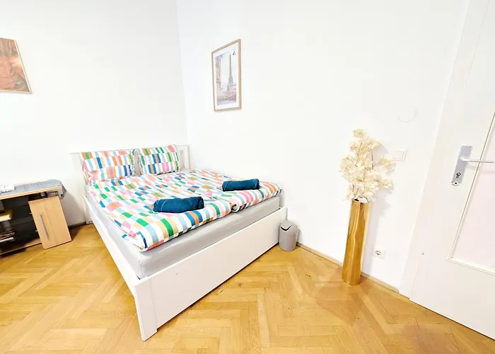 Апартаменти Cozy In Lugner Area