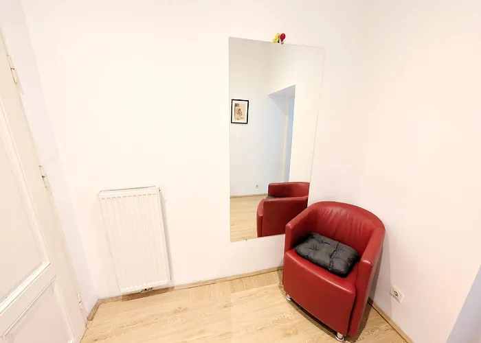 Апартаменти Cozy In Lugner Area *