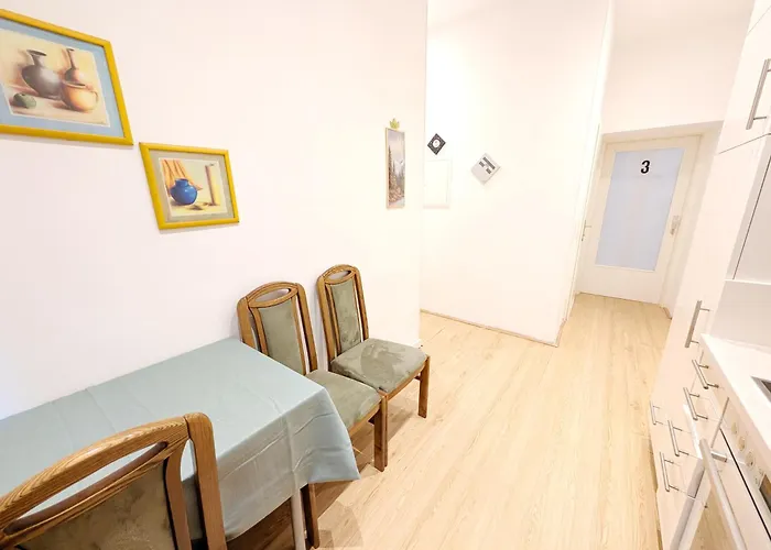 Апартаменти Cozy In Lugner Area Відень