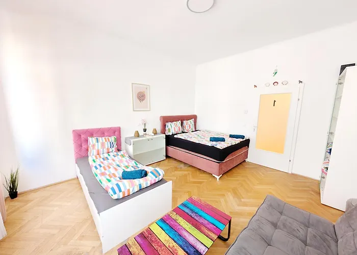 Апартаменти Cozy In Lugner Area *