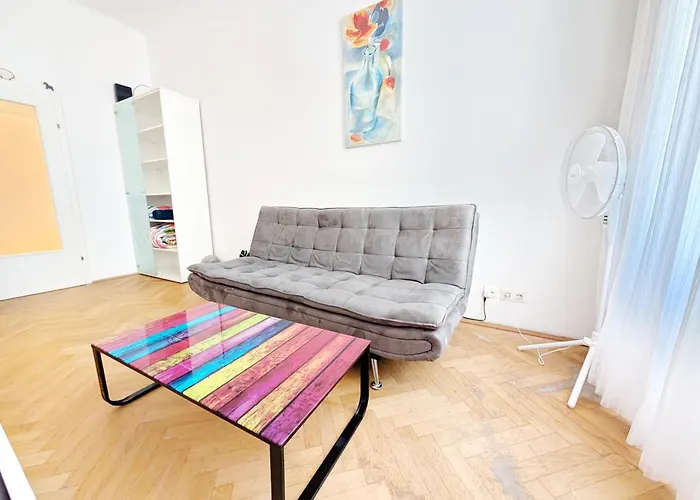 Апартаменти Cozy In Lugner Area *
