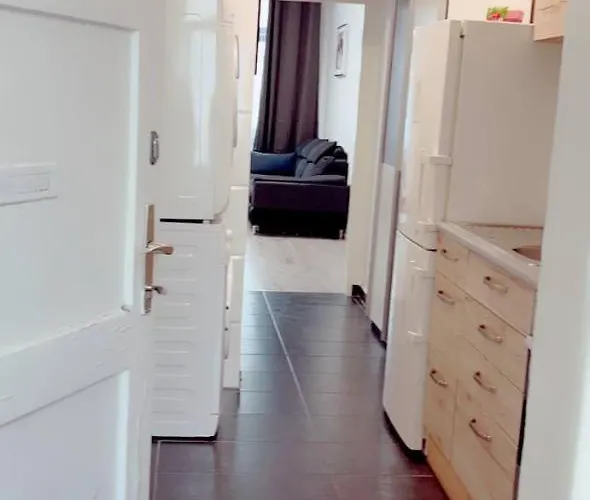 Апартаменти Cozy In Lugner Area